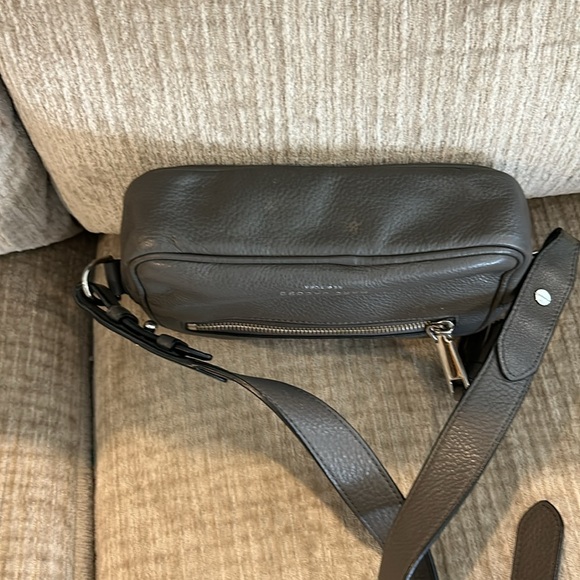 Marc Jacobs adjustable Crossbody gray  bag front compartment zipper closures - Picture 5 of 10